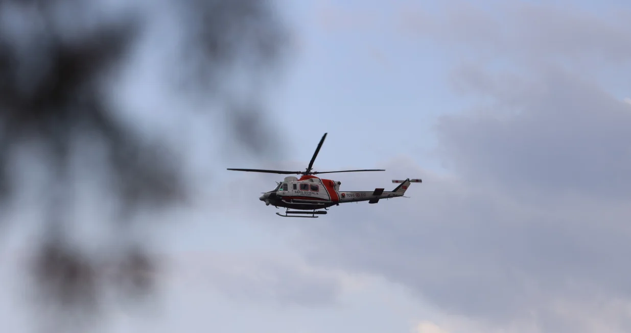 MUGLA; TURSKA - 24. OKTOBAR 2025.Najmanje 14 osoba je poginulo kada je ДЌamac s ilegalnim migrantima potonuo kod turske obale u okrugu Bodrum.Nakon ЕЎto su primili poziv za pomoД&Dagger; da je ДЌamac s migrantima potonuo kod obale Ortakenta, ДЌetiri plovila Obalne straЕѕe, ronilaДЌki tim, helikopter i nekoliko spasilaДЌkih ekipa poslani su na to podruДЌje.Tokom operacije, jedinice Obalne straЕѕe spasile su dva migranta i pronaЕЎle tijela 14 poginulih osoba.Potraga i spaЕЎavanje u tom podruДЌju se nastavljaju. (Ali BallД&plusmn; - Anadolu Agency)/