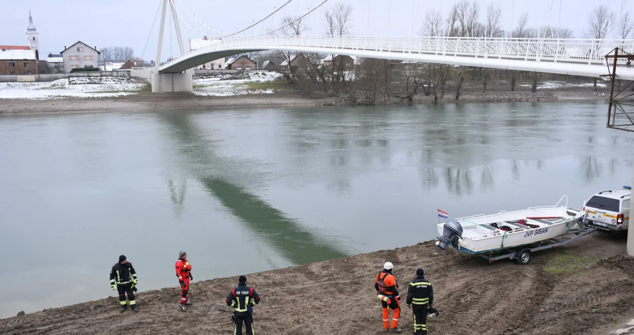 17.01.2025., Martinska Ves - Treci dan traje potraga za djetetom koje je nestalo u rijeci Savi kada je s njim majka usla u hladnu rijeku. U tijeku je i potraga ruijeke Save na podrucju Martinske Vesi Photo: Nikola Cutuk/PIXSELL/Nikola Cutuk/pixsell