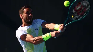 Tennis - Australian Open - Melbourne Park, Melbourne, Australia - January 18, 2026 Bosnia and Herzegovina's Damir Dzumhur in action during his first round match against Canada's Liam Draxl REUTERS/Tingshu Wang/Foto: Tingshu Wang