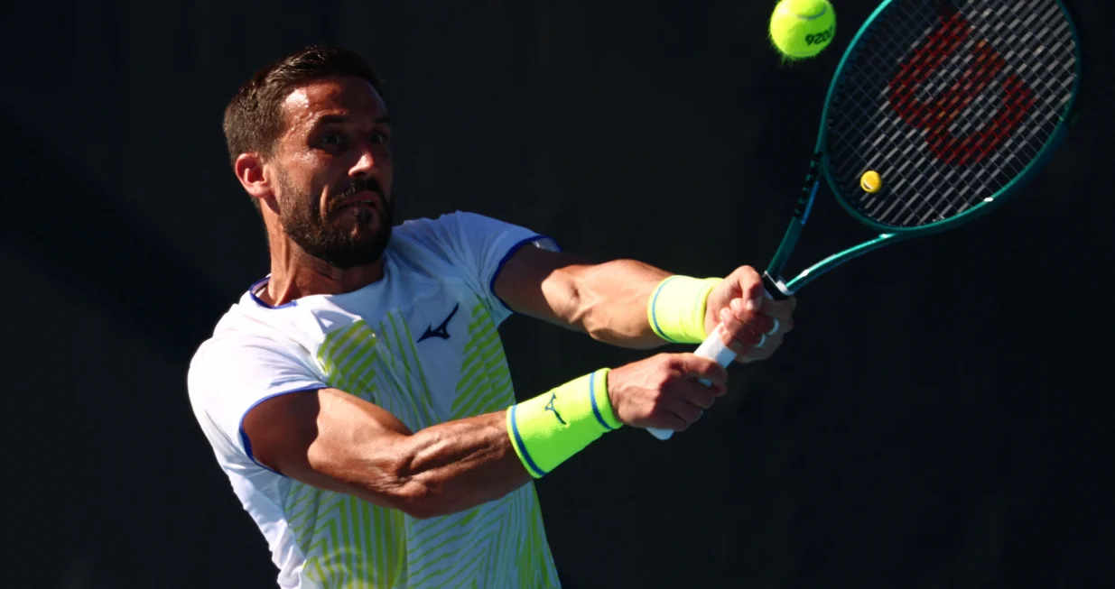 Tennis - Australian Open - Melbourne Park, Melbourne, Australia - January 18, 2026 Bosnia and Herzegovina's Damir Dzumhur in action during his first round match against Canada's Liam Draxl REUTERS/Tingshu Wang/Foto: Tingshu Wang