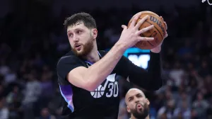 Jan 20, 2026; Salt Lake City, Utah, USA; Utah Jazz center Jusuf Nurkic (30) rebounds the ball against the Minnesota Timberwolves during the second half at Delta Center. Mandatory Credit: Rob Gray-Imagn Images/Foto: Rob Gray