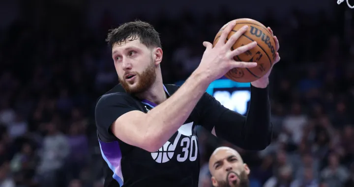 Jan 20, 2026; Salt Lake City, Utah, USA; Utah Jazz center Jusuf Nurkic (30) rebounds the ball against the Minnesota Timberwolves during the second half at Delta Center. Mandatory Credit: Rob Gray-Imagn Images/Foto: Rob Gray
