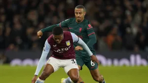 epa10378742 Aston Villa's Leon Bailey (L) in action against Liverpool's Thiago (R) during the English Premier League soccer match between Aston Villa and Liverpool in Birmingham, Britain, 26 December 2022. EPA/Tim Keeton EDITORIAL USE ONLY. No use with unauthorized audio, video, data, fixture lists, club/league logos or 'live' services. Online in-match use limited to 120 images, no video emulation. No use in betting, games or single club/league/player publications/Foto: Tim Keeton