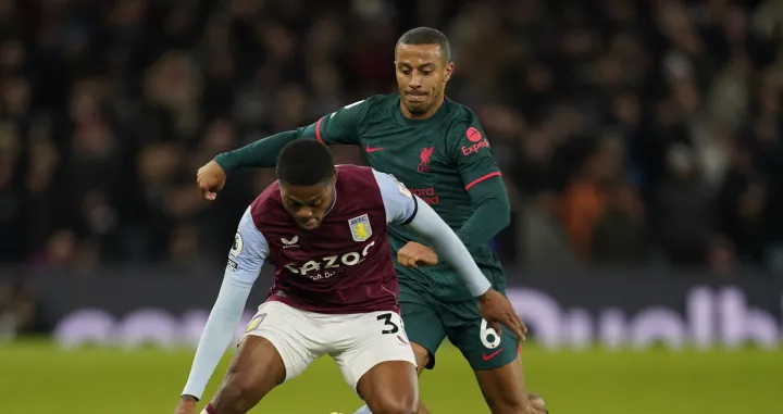 epa10378742 Aston Villa's Leon Bailey (L) in action against Liverpool's Thiago (R) during the English Premier League soccer match between Aston Villa and Liverpool in Birmingham, Britain, 26 December 2022. EPA/Tim Keeton EDITORIAL USE ONLY. No use with unauthorized audio, video, data, fixture lists, club/league logos or 'live' services. Online in-match use limited to 120 images, no video emulation. No use in betting, games or single club/league/player publications/Foto: Tim Keeton