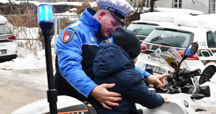 Djeca posjetila policajce/MUP KS/