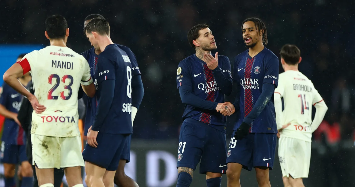 Soccer Football - Ligue 1 - Paris St Germain v Lille - Parc des Princes, Paris, France - January 16, 2026 Paris St Germain's Bradley Barcola and Paris St Germain's Lucas Hernandez celebrate after the match REUTERS/Gonzalo Fuentes/Foto: Gonzalo Fuentes