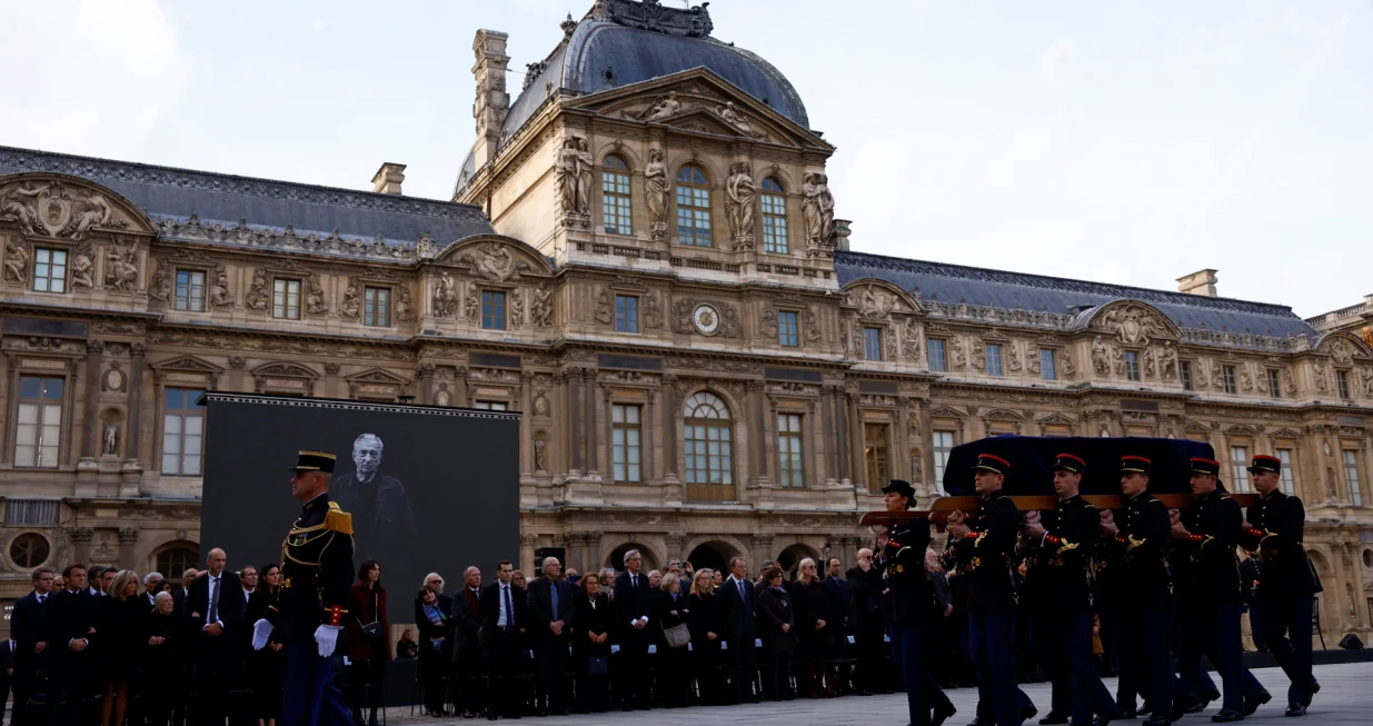 epa10281470 French Republican guards carry the coffin of late French abstract painter Pierre Soulages, during a tribute ceremony at the Cour Carree of the Louvre museum in Paris, France, 02 November 2022. Pierre Soulages died at the age 102 on 26 October 2022. EPA/CHRISTIAN HARTMANN/POOL MAXPPP OUT/Christian Hartmann/Pool
