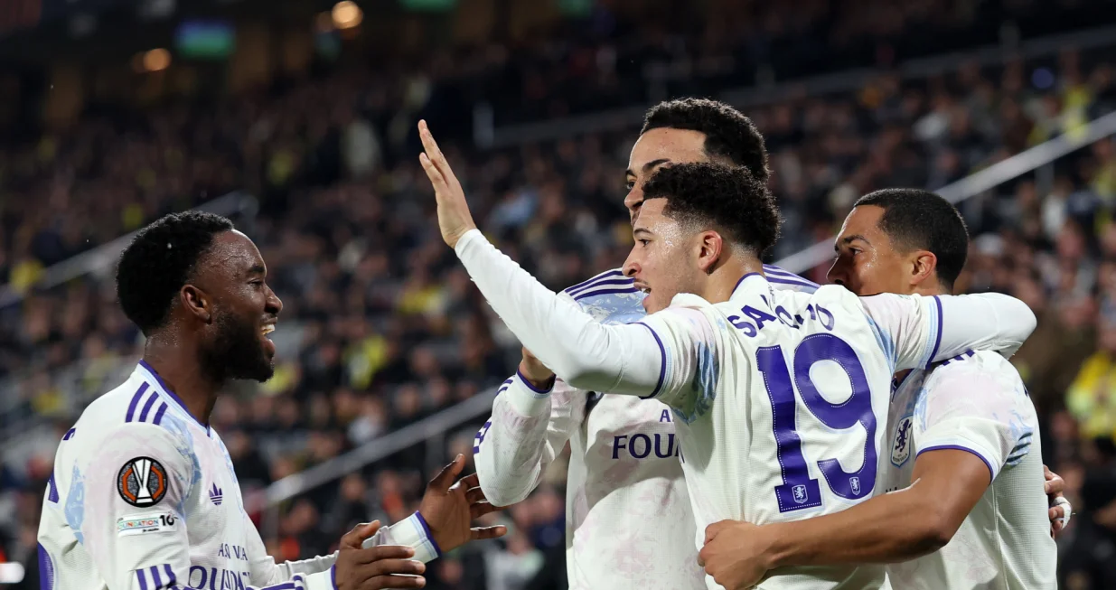 Soccer Football - UEFA Europa League - Fenerbahce v Aston Villa - Sukru Saracoglu Stadium, Istanbul, Turkey - January 22, 2026 Aston Villa's Jadon Sancho celebrates scoring their first goal with teammates REUTERS/Umit Bektas/Foto: Umit Bektas