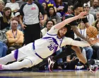 Jan 22, 2026; Salt Lake City, Utah, USA; Utah Jazz center Jusuf Nurkić (30) dives to steal the ball from San Antonio Spurs guard Stephon Castle (5) during the second half at Delta Center. Mandatory Credit: Peter Creveling-Imagn Images/Foto: Peter Creveling