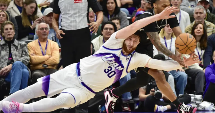 Jan 22, 2026; Salt Lake City, Utah, USA; Utah Jazz center Jusuf Nurkić (30) dives to steal the ball from San Antonio Spurs guard Stephon Castle (5) during the second half at Delta Center. Mandatory Credit: Peter Creveling-Imagn Images/Foto: Peter Creveling