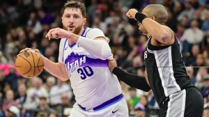 Jan 22, 2026; Salt Lake City, Utah, USA; Utah Jazz center Jusuf Nurkić (30) drives toward the basket against San Antonio Spurs forward/guard Keldon Johnson (3) during the second half at Delta Center. Mandatory Credit: Peter Creveling-Imagn Images/Foto: Peter Creveling