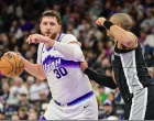 Jan 22, 2026; Salt Lake City, Utah, USA; Utah Jazz center Jusuf Nurkić (30) drives toward the basket against San Antonio Spurs forward/guard Keldon Johnson (3) during the second half at Delta Center. Mandatory Credit: Peter Creveling-Imagn Images/Foto: Peter Creveling