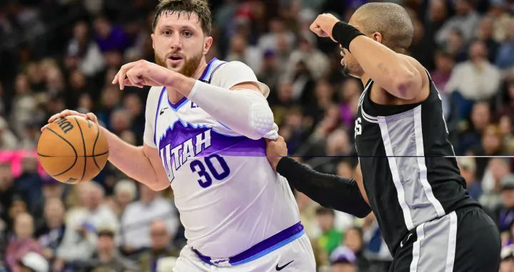 Jan 22, 2026; Salt Lake City, Utah, USA; Utah Jazz center Jusuf Nurkić (30) drives toward the basket against San Antonio Spurs forward/guard Keldon Johnson (3) during the second half at Delta Center. Mandatory Credit: Peter Creveling-Imagn Images/Foto: Peter Creveling