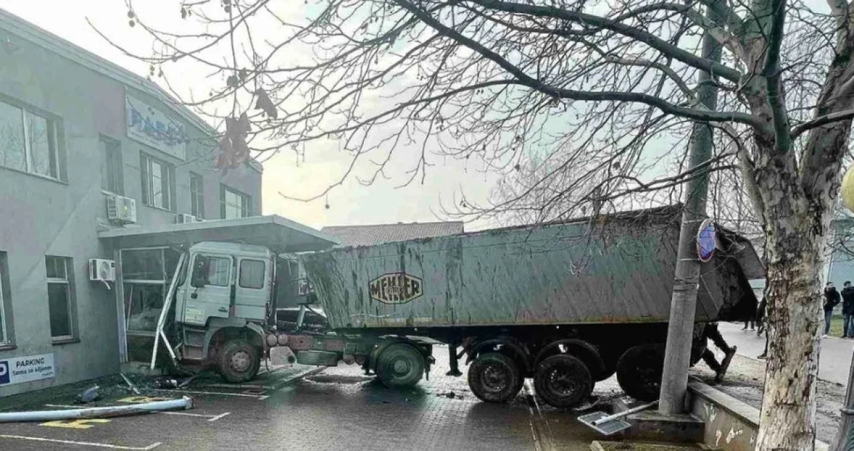 Bijeljina, kamion, saobraćajna nesreća, Ljeskovac, udario u zgradu/Infobijeljina.com