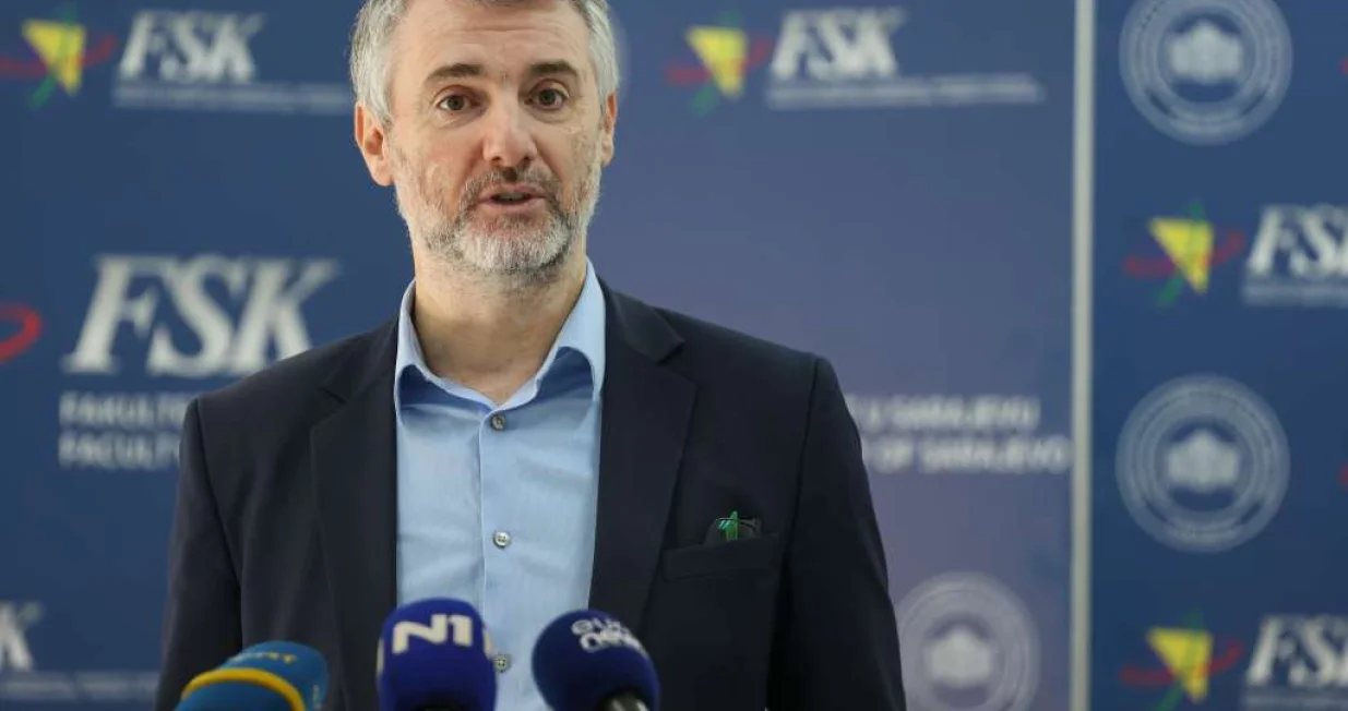 Ministar komunikacija i prometa BiH Edin Forto izjavio je danas u Sarajevu da se moramo ozbiljno baviti sistemom kroz koji vozači stiču znanja i vje&scaron;tine ako želimo smanjiti broj prometnih nezgoda./Hazim Aljović