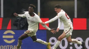 epa10396392 Roma's Tammy Abraham (L) jubilates with his teammate Benjamin Tahirovic after scoring the equalizer during the Italian Serie A soccer match between AC Milan and As Roma at Giuseppe Meazza stadium in Milan, Italy, 08 January 2023. EPA/MATTEO BAZZI/Foto: Matteo Bazzi