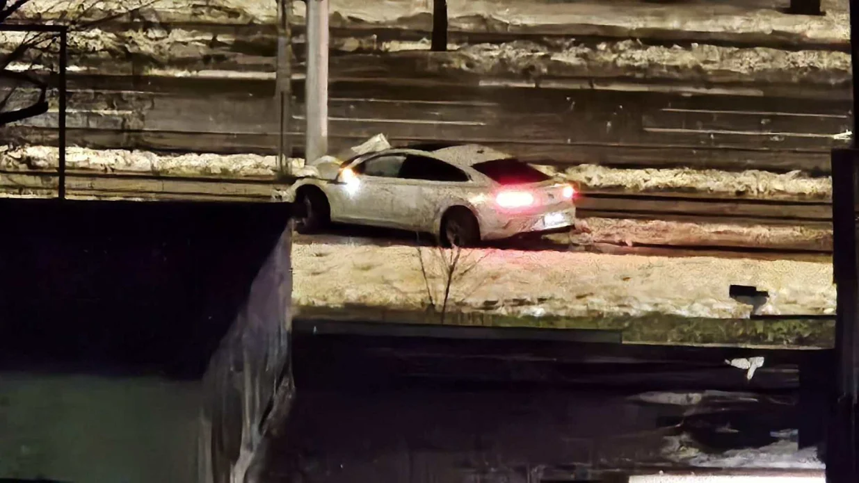 Automobil zavr&scaron;io na tramvajskim &scaron;inama/