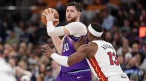 Jan 24, 2026; Salt Lake City, Utah, USA; Utah Jazz center Jusuf Nurkić (30) keeps the ball away from Miami Heat center/forward Bam Adebayo (13) during the second half at Delta Center. Mandatory Credit: Chris Nicoll-Imagn Images/Foto: Chris Nicoll