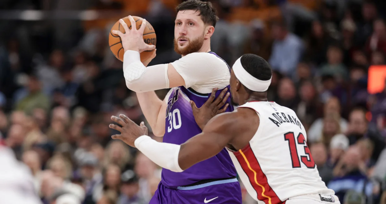 Jan 24, 2026; Salt Lake City, Utah, USA; Utah Jazz center Jusuf Nurkić (30) keeps the ball away from Miami Heat center/forward Bam Adebayo (13) during the second half at Delta Center. Mandatory Credit: Chris Nicoll-Imagn Images/Foto: Chris Nicoll