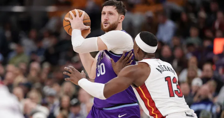 Jan 24, 2026; Salt Lake City, Utah, USA; Utah Jazz center Jusuf Nurkić (30) keeps the ball away from Miami Heat center/forward Bam Adebayo (13) during the second half at Delta Center. Mandatory Credit: Chris Nicoll-Imagn Images/Foto: Chris Nicoll