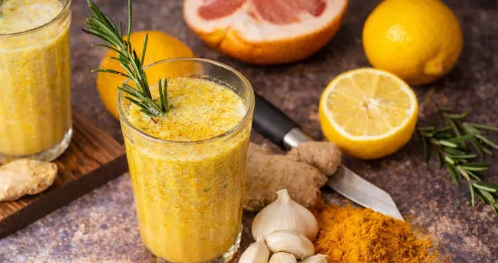 Sok od limuna, đumbira, bijelog luka i kurkume//