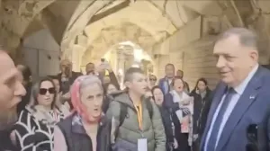 Dodik u Jerusalemu pjeva sa prolaznicima/Milorad Dodik
