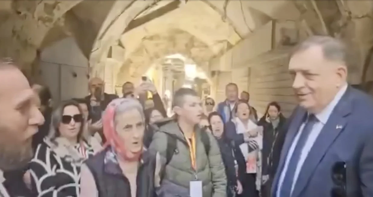 Dodik u Jerusalemu pjeva sa prolaznicima/Milorad Dodik