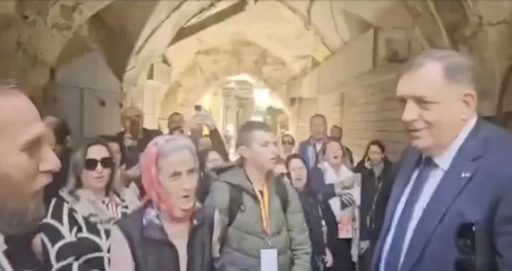 Dodik u Jerusalemu pjeva sa prolaznicima/Milorad Dodik