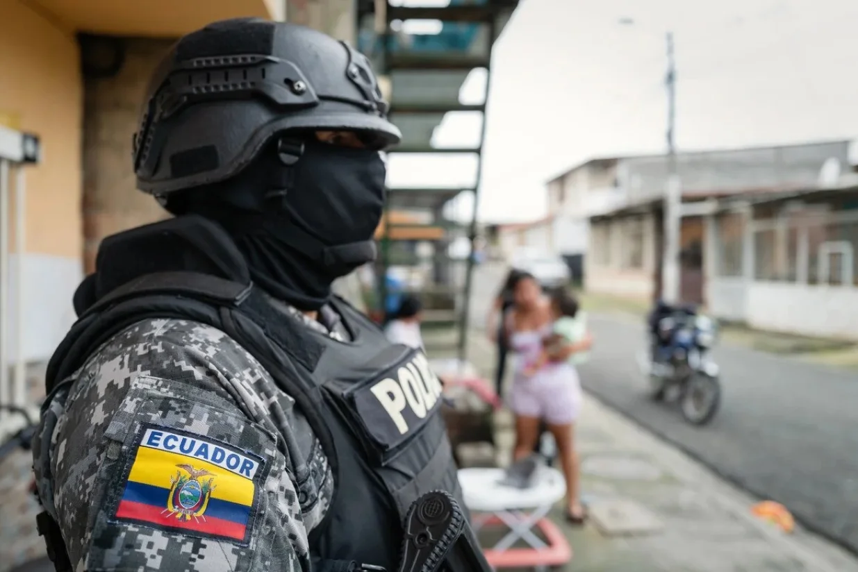 GOSPODARI NOCNOG ŽIVOTA: Naoružana policija jedva da uspjeva kontrolisati ulice grada/