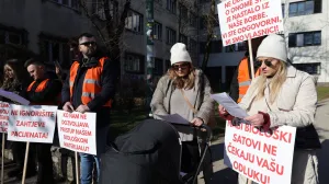 Protesti grupe pacijenata oštećenih zatvaranjem klinike northwestern medical center u sarajevu ispred higijenskog zavoda/Senad Gubelić