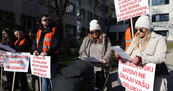 Protesti grupe pacijenata o&scaron;tećenih zatvaranjem klinike northwestern medical center u sarajevu ispred higijenskog zavoda/Senad Gubelić