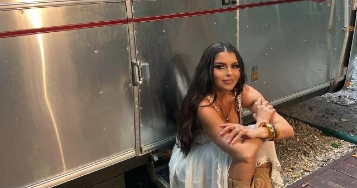 Azra Husarkić, bh. pjevačica/Prtsc