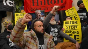 NEW YORK, SJEDINJENE AMERIČKE DRŽAVE - 27. JANUAR: Demonstranti protiv ICE-a zauzeli su Hilton Garden Inn na Šestoj aveniji u Tribeci na Manhattanu, držeći transparente na kojima se poziva da hotel prestane smještati agente za provođenje savezne imigracijske politike u utorak, 27. januara 2026. godine, New York City, Sjedinjene Američke Države. (Selçuk Acar - Anadolu Agency)/