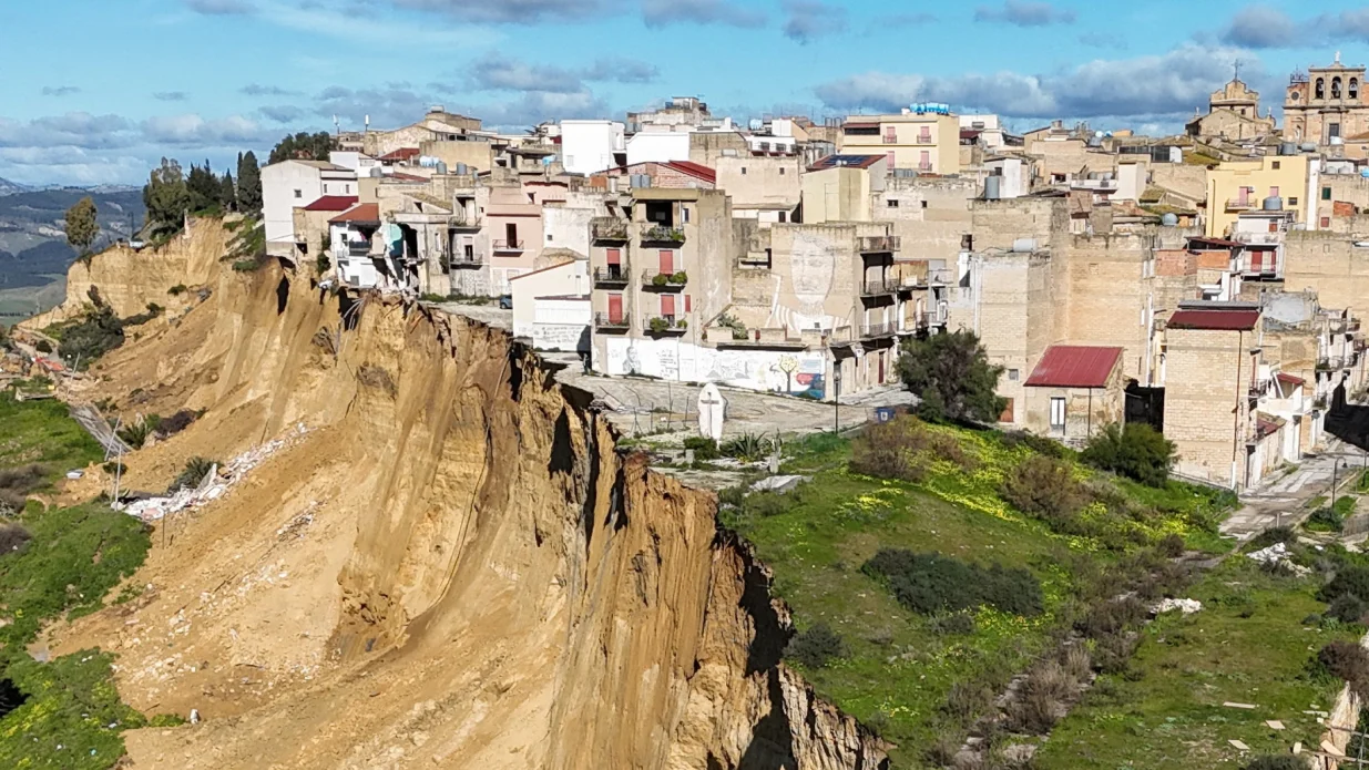 A drone picture shows houses perched along the edge of a cliff after a landslide in Niscemi, Sicily, Italy, January 27, 2026. REUTERS/Danilo Arnone/Danilo Arnone