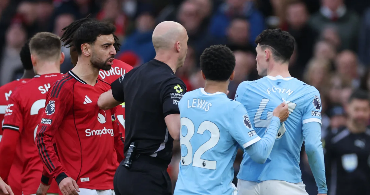 Soccer Football - Premier League - Manchester United v Manchester City - Old Trafford, Manchester, Britain - January 17, 2026 Manchester United's Bruno Fernandes and Manchester City's Phil Foden clash REUTERS/Phil Noble EDITORIAL USE ONLY. NO USE WITH UNAUTHORIZED AUDIO, VIDEO, DATA, FIXTURE LISTS, CLUB/LEAGUE LOGOS OR 'LIVE' SERVICES. ONLINE IN-MATCH USE LIMITED TO 120 IMAGES, NO VIDEO EMULATION. NO USE IN BETTING, GAMES OR SINGLE CLUB/LEAGUE/PLAYER PUBLICATIONS. PLEASE CONTACT YOUR ACCOUNT REPRESENTATIVE FOR FURTHER DETAILS../Foto: Phil Noble