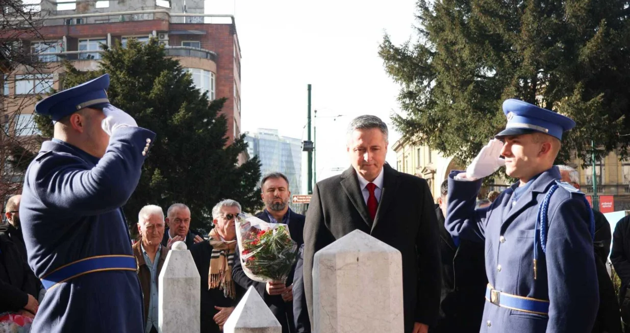 Denis Bećirović odao počast Nijazu Durakoviću//