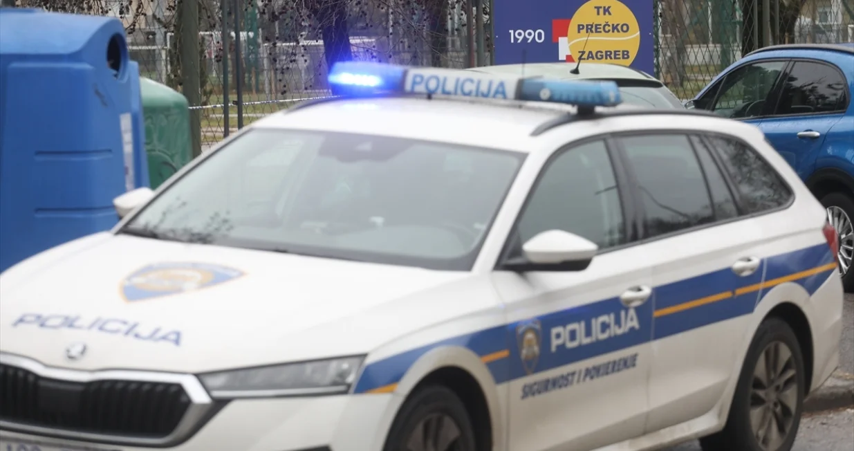 U zagrebačkoj Osnovnoj &scaron;koli Prečko 19-godi&scaron;nji hrvatski državljanin nožem je napao učiteljicu i nekoliko učenika. Od posljedica ozljeda jedno je dijete preminulo, a ostalim ozlijeđenim osobama pruža se liječnička pomoć/Stipe Majić