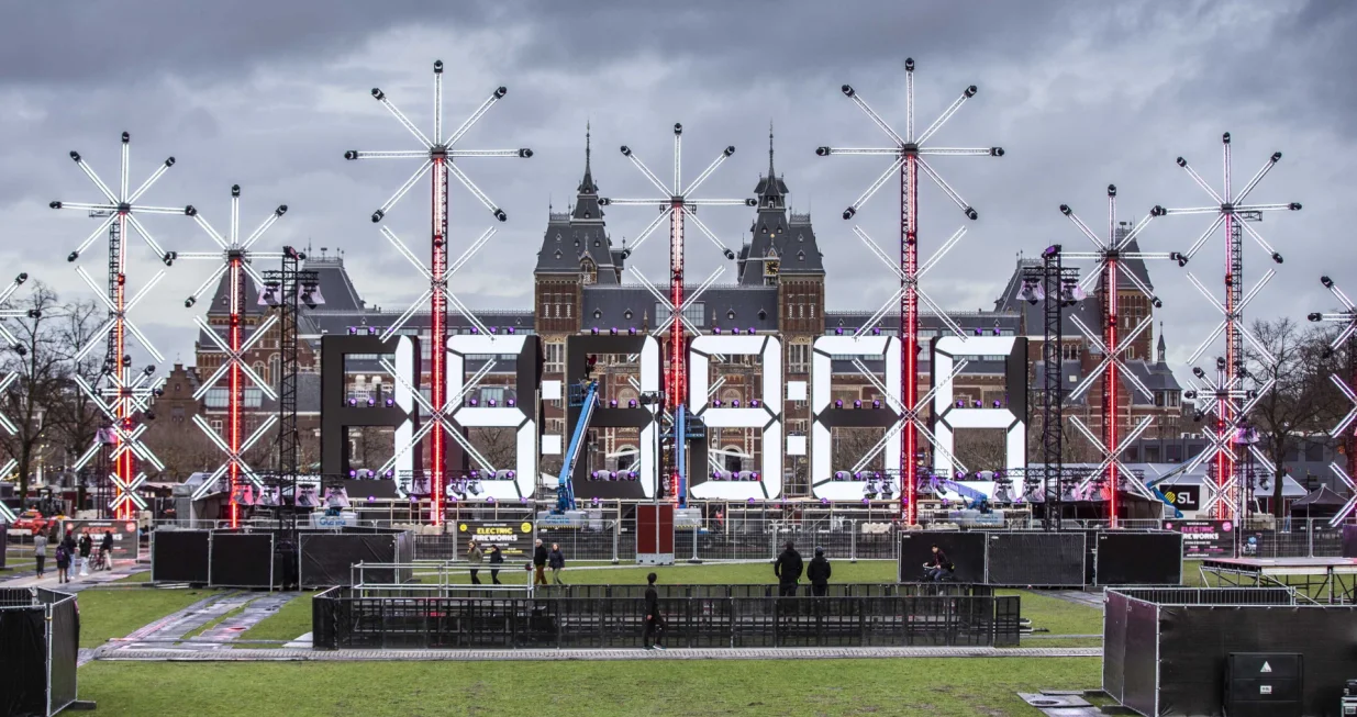 epa10381605 Preparations for the light and fireworks show are uderway on the Museumplein in Amsterdam, The Netherlands, 29 December 2022. The municipality organizes two fireworks shows in the capital during the turn of the year. Amsterdam has a general ban on lighting consumer fireworks. EPA/EVA PLEVIER/Eva Plevier