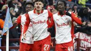Soccer Football - UEFA Europa League - Aston Villa v RB Salzburg - Villa Park, Birmingham, Britain - January 29, 2026 RB Salzburg's Moussa Yeo celebrates scoring their second goal with Kerim Alajbegovic REUTERS/Peter Cziborra/Foto: Peter Cziborra