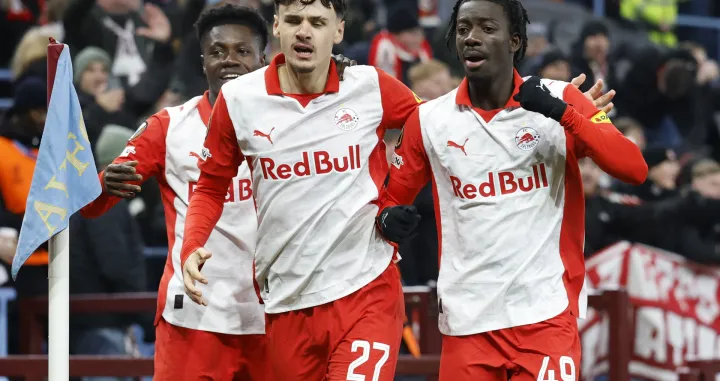 Soccer Football - UEFA Europa League - Aston Villa v RB Salzburg - Villa Park, Birmingham, Britain - January 29, 2026 RB Salzburg's Moussa Yeo celebrates scoring their second goal with Kerim Alajbegovic REUTERS/Peter Cziborra/Foto: Peter Cziborra