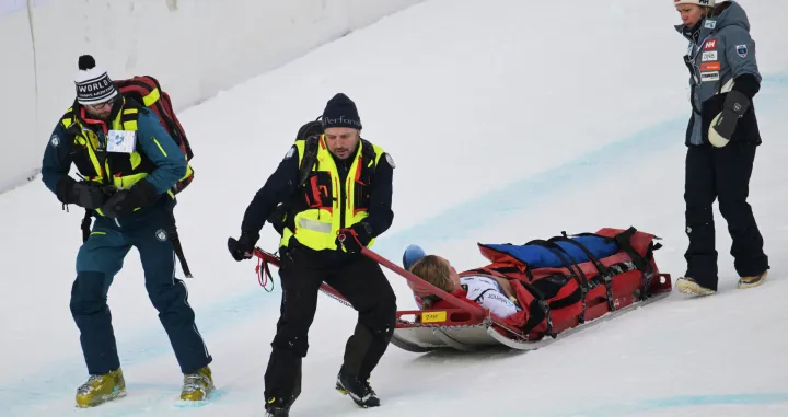 Alpine Skiing - FIS Alpine Ski World Cup - Women's Downhill - Crans-Montana, Switzerland - January 30, 2026 Norway's Marte Monsen is stretchered off after sustaining an injury following a crash during her run REUTERS/Romina Amato/Foto: Romina Amato