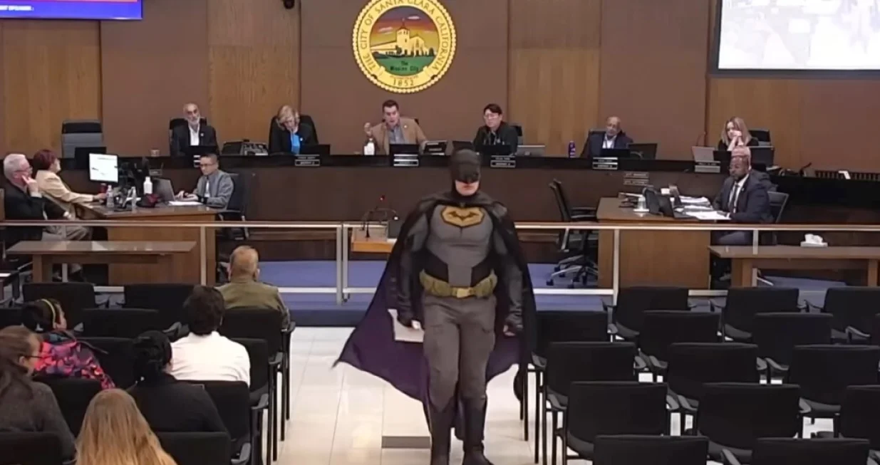 Mu&scaron;karac preru&scaron;en u Batmana napao vijećnike Gradskog vijeća Santa Clare zbog ICE-a/Screenshot