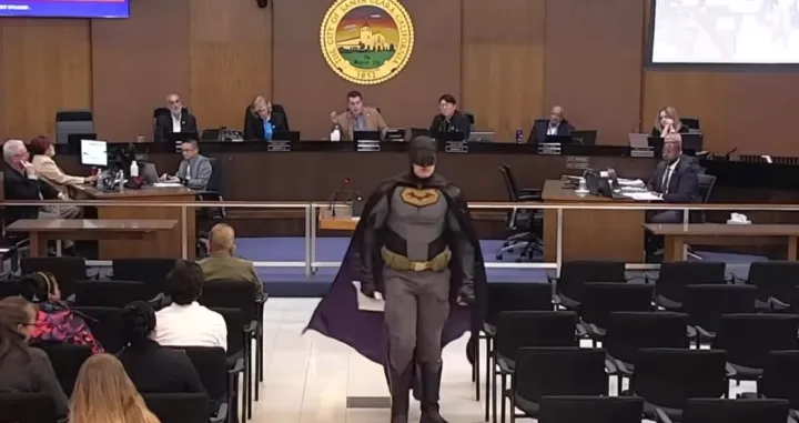 Mu&scaron;karac preru&scaron;en u Batmana napao vijećnike Gradskog vijeća Santa Clare zbog ICE-a/Screenshot