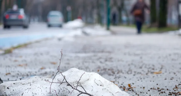 Topljenje snijega po ulicama/Damir Deljo