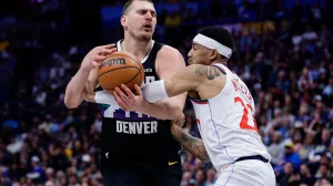 Jan 30, 2026; Denver, Colorado, USA; Denver Nuggets center Nikola Jokic (15) is fouled by Los Angeles Clippers guard Jordan Miller (22) in the fourth quarter at Ball Arena. Mandatory Credit: Isaiah J. Downing-Imagn Images/Foto: Isaiah J. Downing