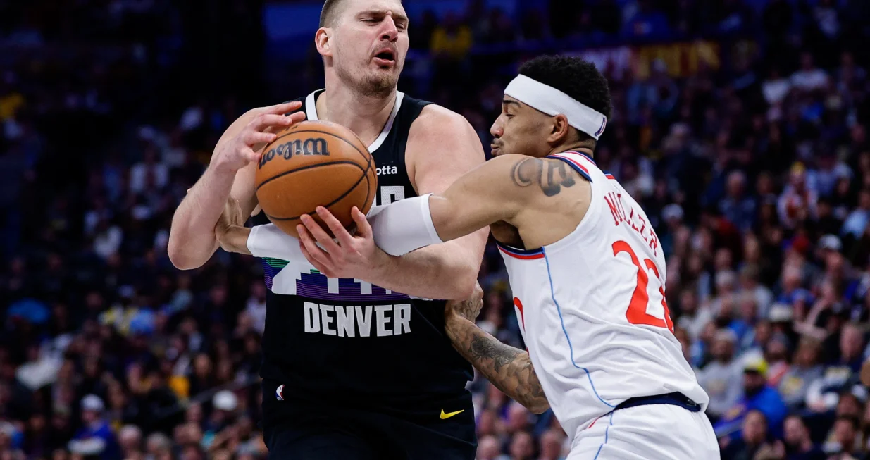 Jan 30, 2026; Denver, Colorado, USA; Denver Nuggets center Nikola Jokic (15) is fouled by Los Angeles Clippers guard Jordan Miller (22) in the fourth quarter at Ball Arena. Mandatory Credit: Isaiah J. Downing-Imagn Images/Foto: Isaiah J. Downing