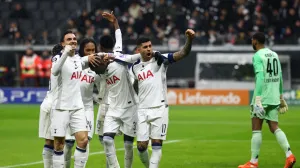 Soccer Football - UEFA Champions League - Eintracht Frankfurt v Tottenham Hotspur - Deutsche Bank Park, Frankfurt, Germany - January 28, 2026 Tottenham Hotspur's Randal Kolo Muani celebrates scoring their first goal with Joao Palhinha, Cristian Romero and Djed Spence REUTERS/Kai Pfaffenbach/Foto: Kai Pfaffenbach