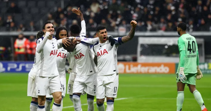 Soccer Football - UEFA Champions League - Eintracht Frankfurt v Tottenham Hotspur - Deutsche Bank Park, Frankfurt, Germany - January 28, 2026 Tottenham Hotspur's Randal Kolo Muani celebrates scoring their first goal with Joao Palhinha, Cristian Romero and Djed Spence REUTERS/Kai Pfaffenbach/Foto: Kai Pfaffenbach