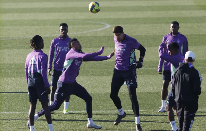 epa10392410 (L-R) Real Madrid's players Eduardo Camvainga, Vinicius Jr, Eder Militao, Thibaut Courtois, David Alaba and Rodrygo Goes take part in a training session held at Valdebebas Sports City in Madrid, central Spain, 06 January 2023. Real Madrid will face Villarreal CF in their Spanish LaLiga soccer match on 07 January. EPA/SERGIO PEREZ/Foto: Sergio Perez