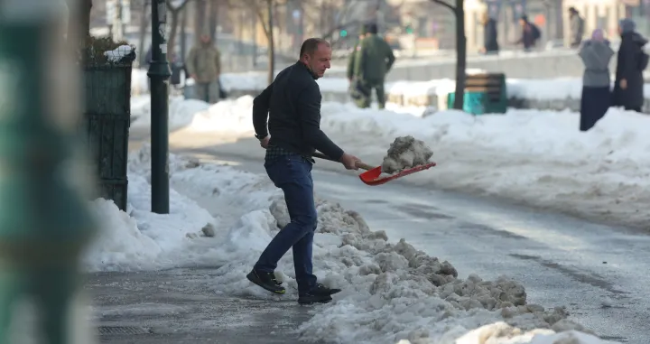 Snijeg ledenice či&scaron;ćenje jutarnja razglednica/Senad Gubelić
